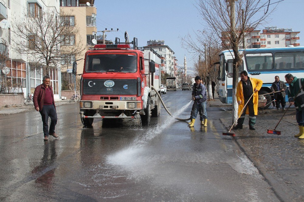 Develi’de Cadde Ve Yolların Temizlenmesi Tüm Hızıyla Devam Ediyor