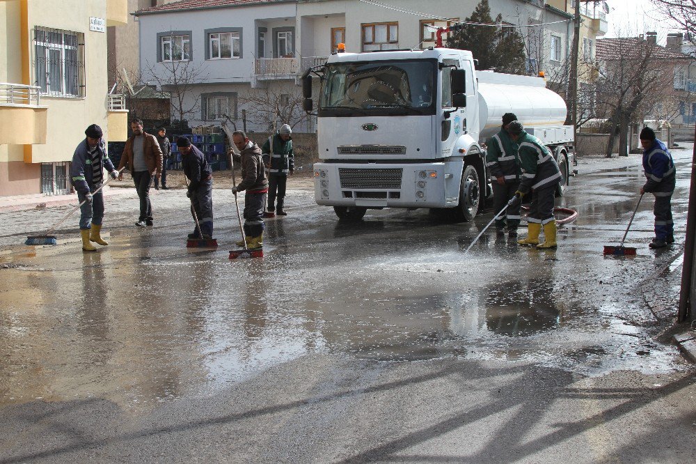 Develi’de Cadde Ve Yolların Temizlenmesi Tüm Hızıyla Devam Ediyor