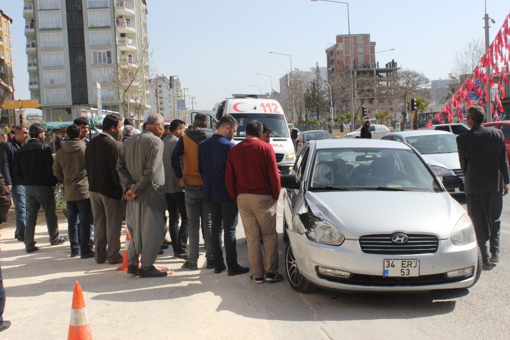 Seyyar Satıcıya Otomobil Çarptı: 1 Yaralı