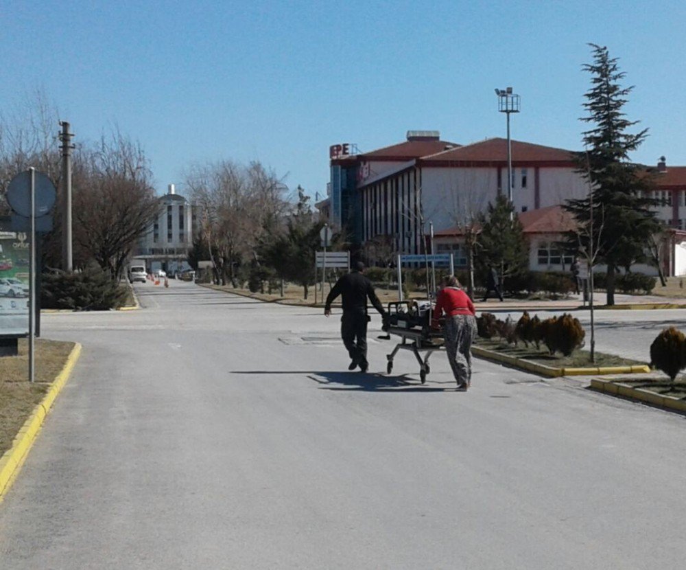 Engelli Çocuklarını Sedye İle Poliklinikler Arasında Anne Ve Babası Taşıdı