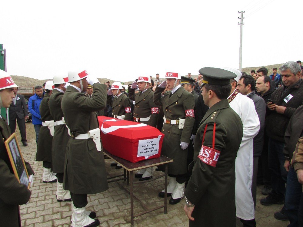 Bıçaklı Saldırıda Hayatını Kaybeden Astsubay Toprağa Verildi