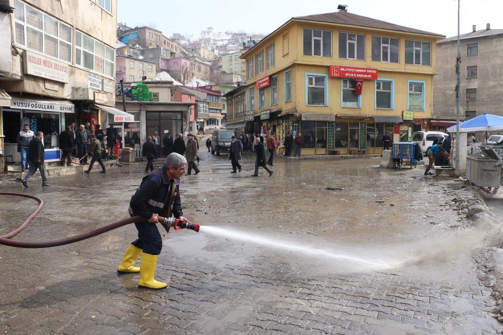 Bitlis’te Cadde Ve Sokaklar Yıkandı