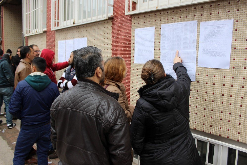 Edirne’de İşkur Önünde Uzun Kuyruk Oluştu