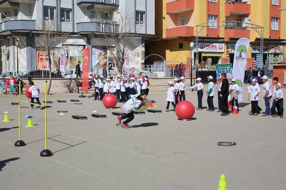 Öğrenciler Beceri Parkurlarında Eğlenerek, Spor Yapıyor