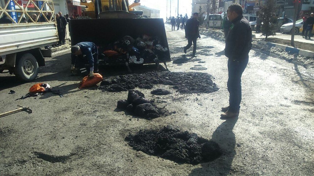 Hakkari’de Bozulan Yollar Onarılıyor