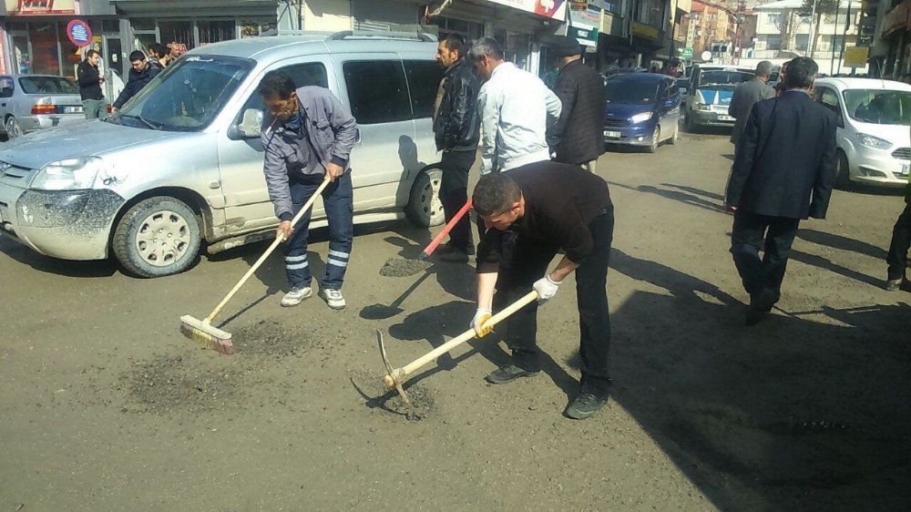 Hakkari’de Bozulan Yollar Onarılıyor