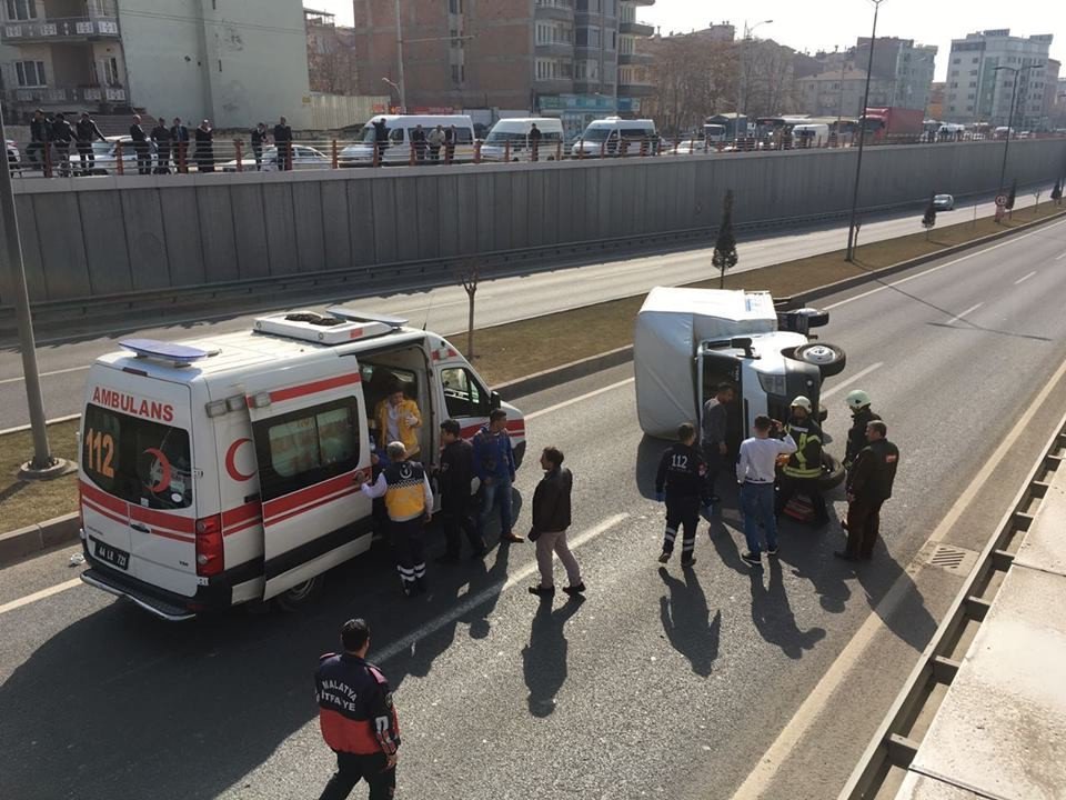 Hızlı Olduğu İddia Edilen Pikap, Alt Geçit Girişinde Yan Yattı: 3 Yaralı