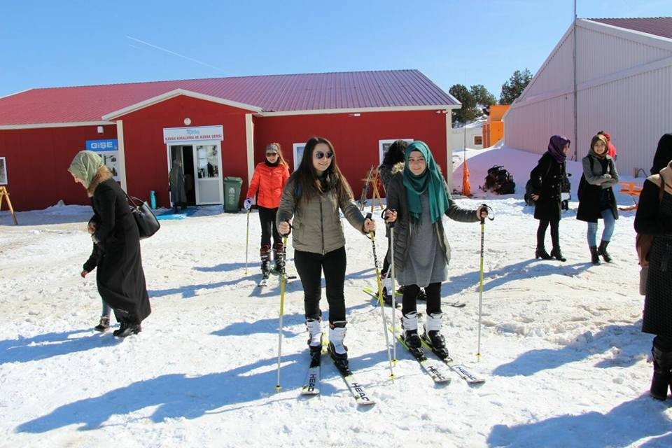 Erzincan’da Kyk’lı Kızlar Kayak Öğreniyor