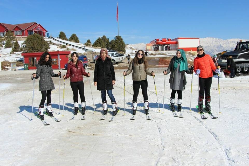 Erzincan’da Kyk’lı Kızlar Kayak Öğreniyor