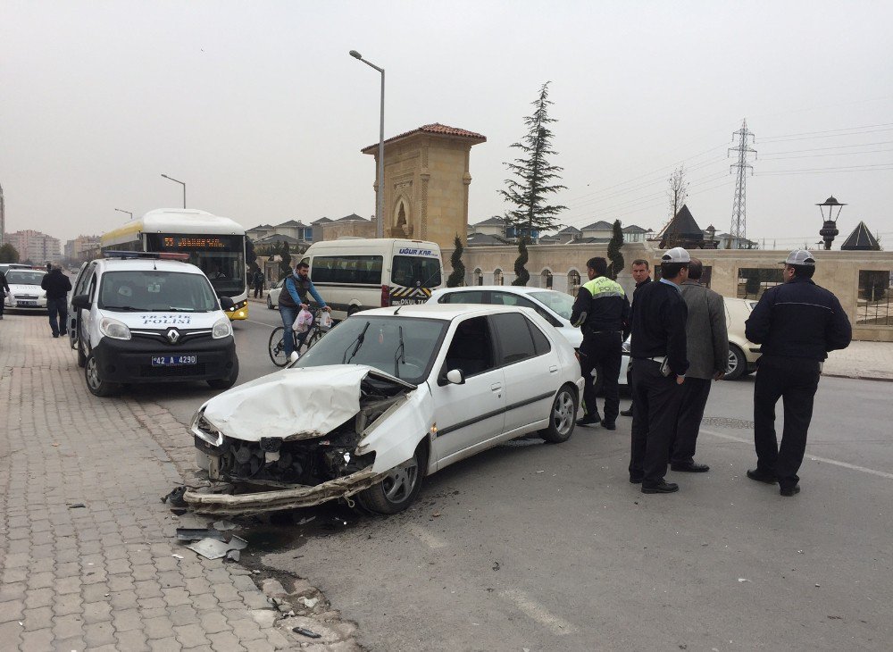 Otomobil Öğrenci Servisi İle Çarpıştı: 15 Yaralı