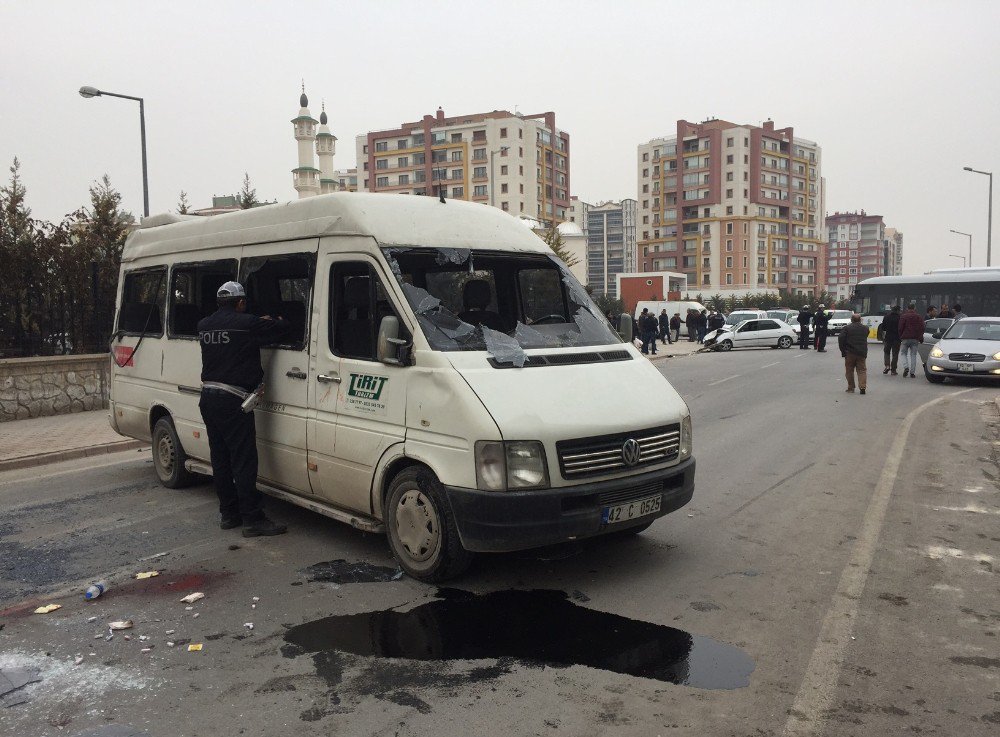 Otomobil Öğrenci Servisi İle Çarpıştı: 15 Yaralı