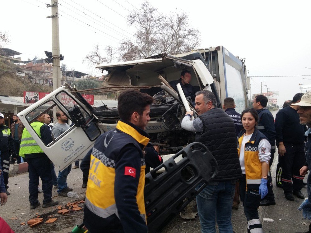 Manisa’da Çöp Kamyonu İle Tuğla Yüklü Kamyon Çarpıştı: 3 Yaralı