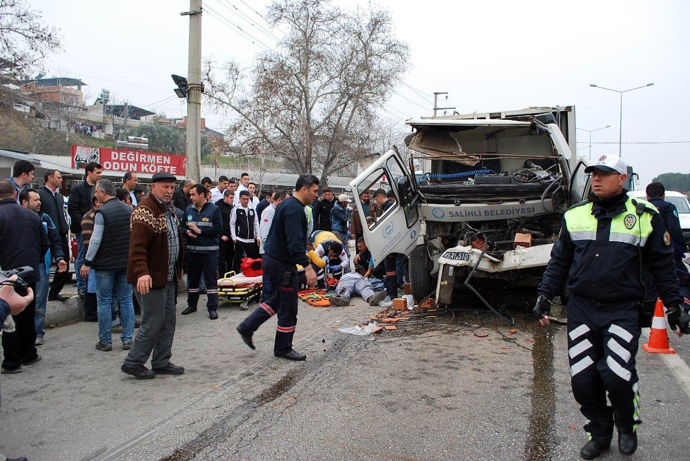 Manisa’da Çöp Kamyonu İle Tuğla Yüklü Kamyon Çarpıştı: 3 Yaralı