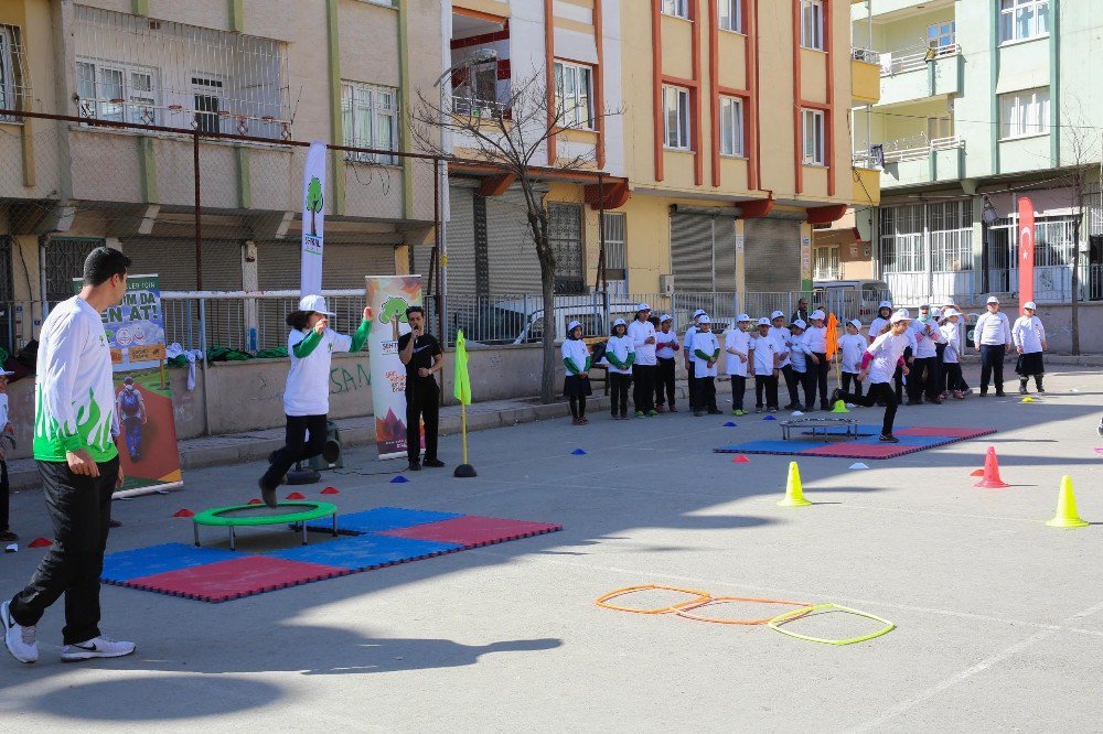 Öğrenciler Beceri Parkurlarında Eğlenerek, Spor Yapıyor