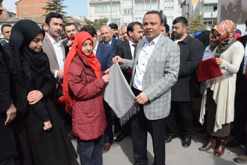 Başörtüsünün Yasaklandığı 28 Şubat’ın Yıl Dönümünde Başörtüsü Dağıtıldı