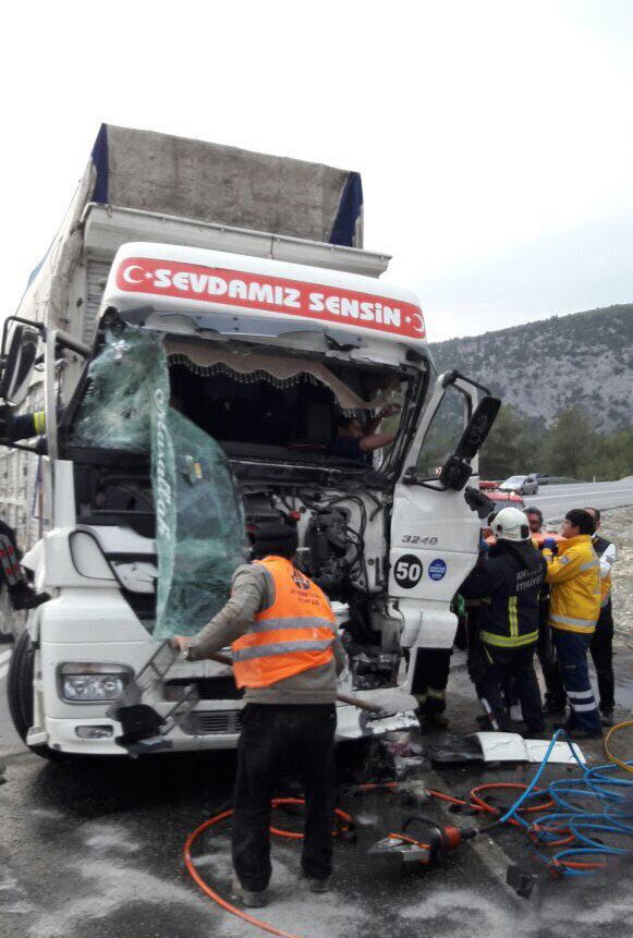 Antalya’da Tır Ve Kamyon Kafa Kafaya Çarpıştı: 2 Yaralı