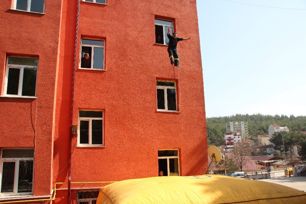 Üç Öğretmen Okulun İkinci Katından Aşağı Atladı