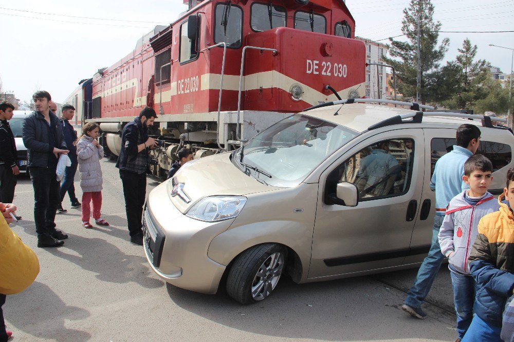 Trenin Otomobile Çarpma Anı Güvenlik Kamerasına Yansıdı