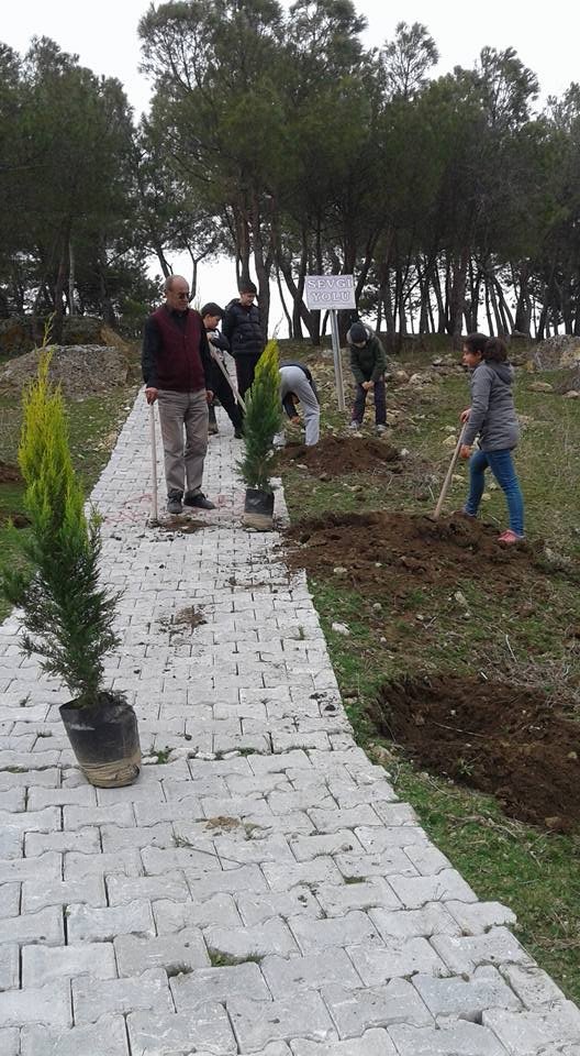 İvrindili Çocuklar Dedeleri Adına Ağaç Dikti