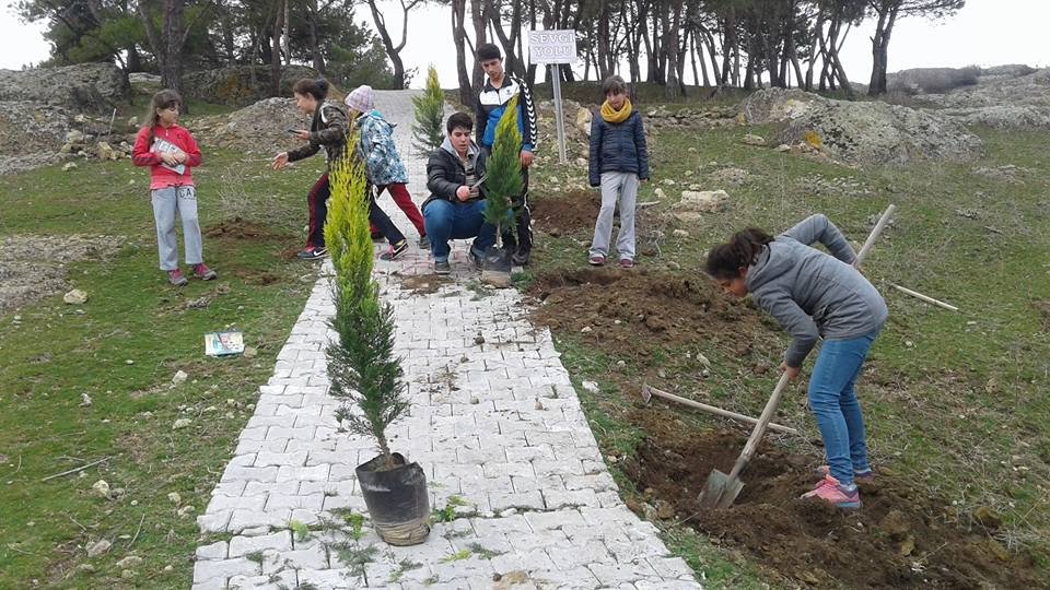 İvrindili Çocuklar Dedeleri Adına Ağaç Dikti