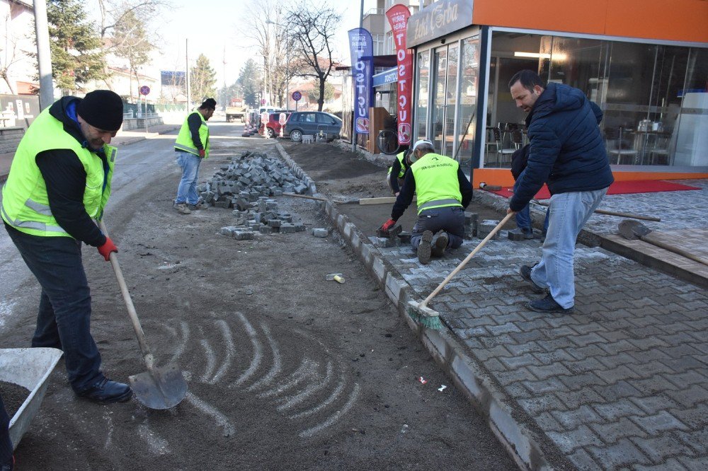 Düzce Belediyesi Kaldırım Yapımına Hız Verildi