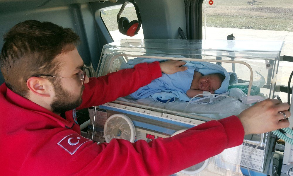 Ambulans Helikopterler 3 Günlük Bebek İçin Havalandı