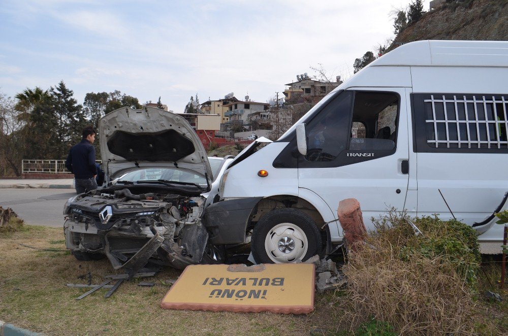 Hatay’da Öğrenci Servisi Kaza Yaptı: 2 Yaralı