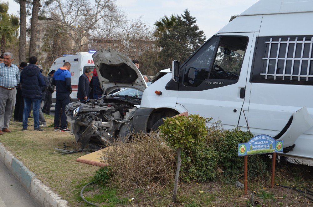 Hatay’da Öğrenci Servisi Kaza Yaptı: 2 Yaralı