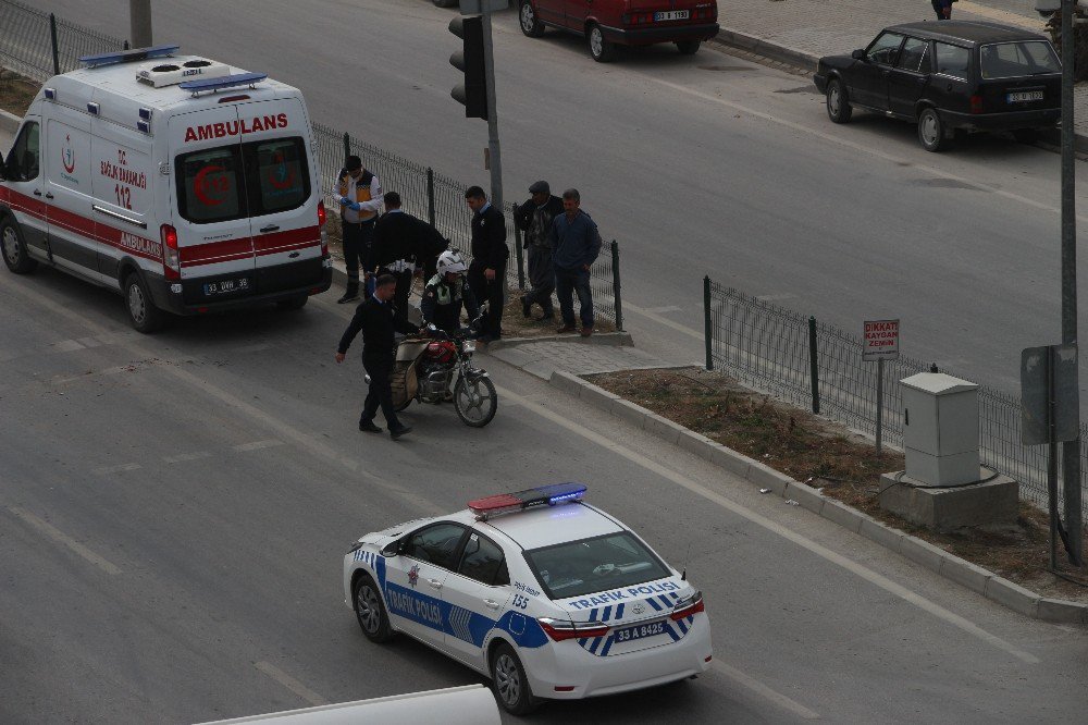 Kamyonet Işıklarda Motosiklete Arkadan Çarptı; 1 Yaralı