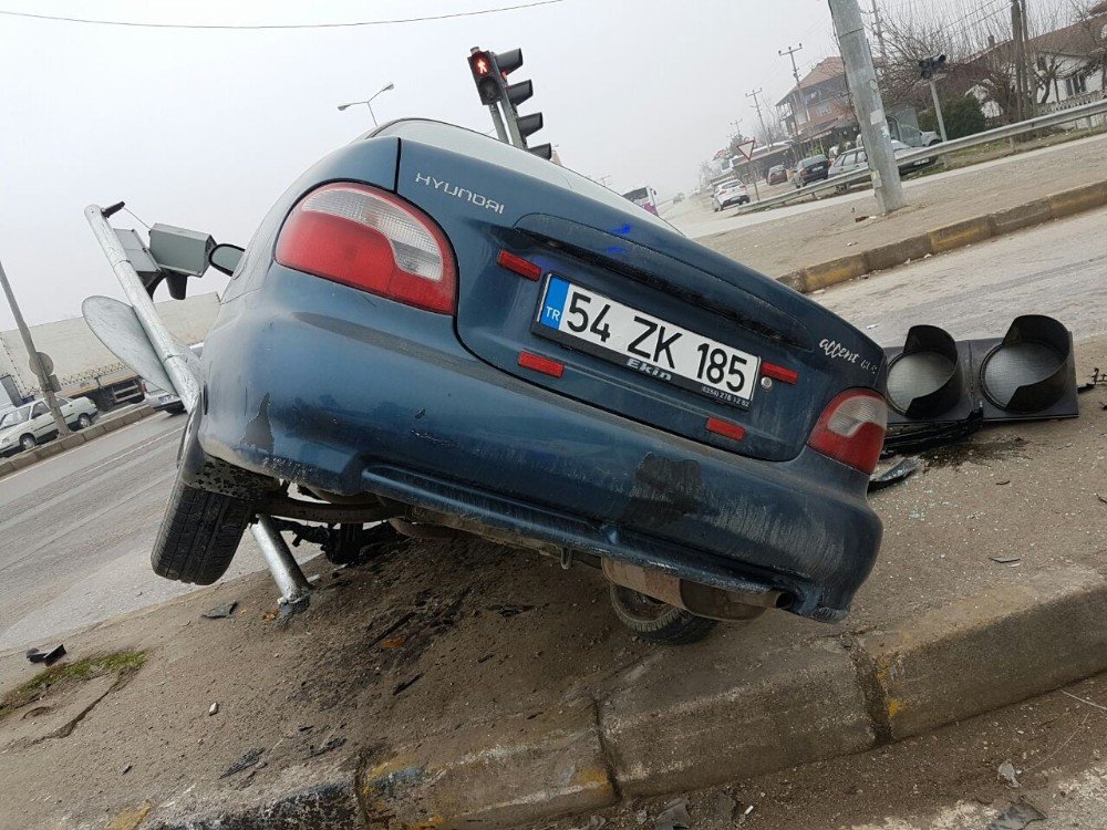 Kontrolden Çıkan Otomobil Refüje Çıktı: 1 Yaralı