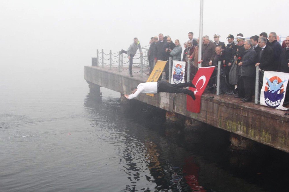 Denize Atlayan Belediye Başkanı Fenalaşan Dalgıcı Kurtardı