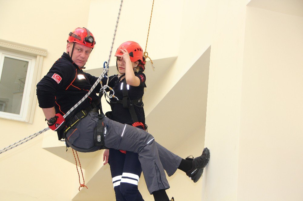 Boynu Kırılan Öğrenciyi 25 Metreden Acılar İçerisinden İndirdiler