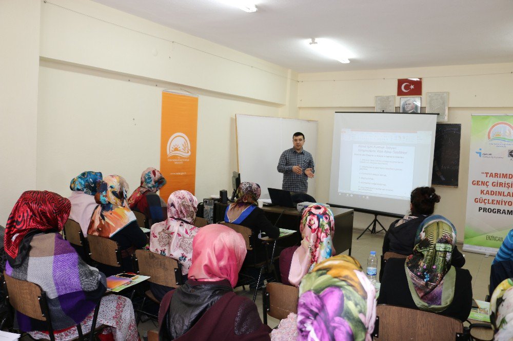 Çiftçi Kadınlara Girişimcilik Eğitimleri Veriliyor