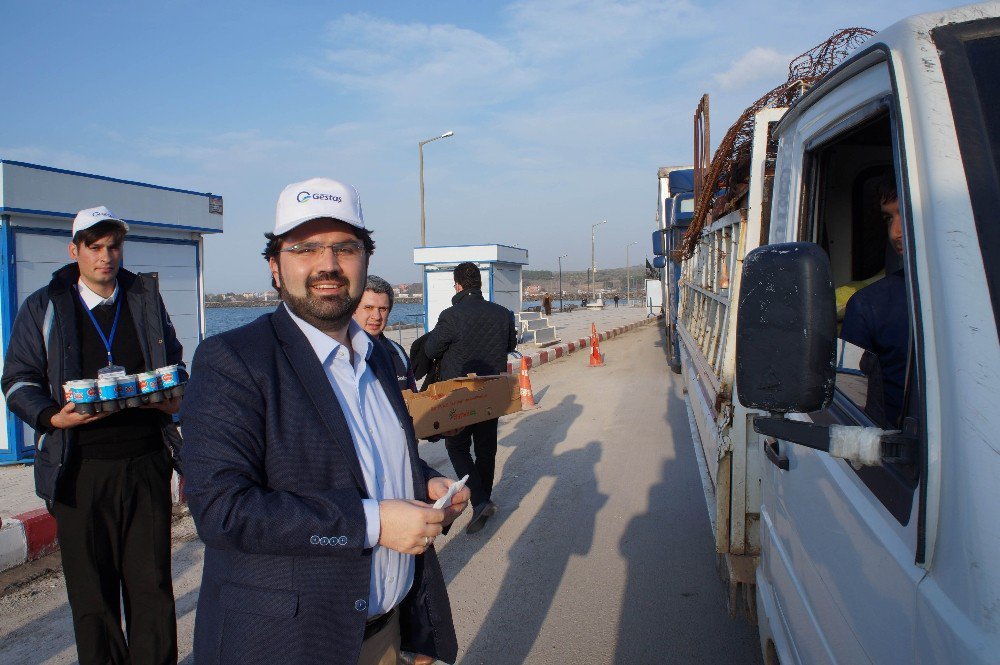 Feribot Kuyruğu Bekleyenlere Yiyecek İkramı Yapıldı