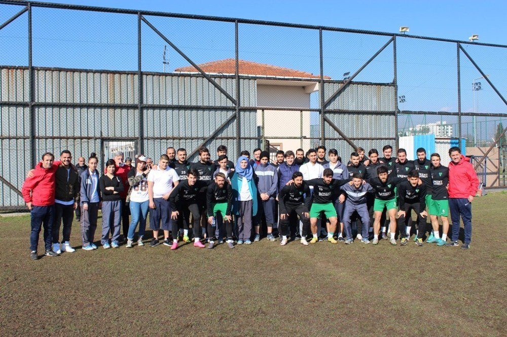 Beyaz Kalpler’den Kocaelispor Antrenmanına Ziyaret