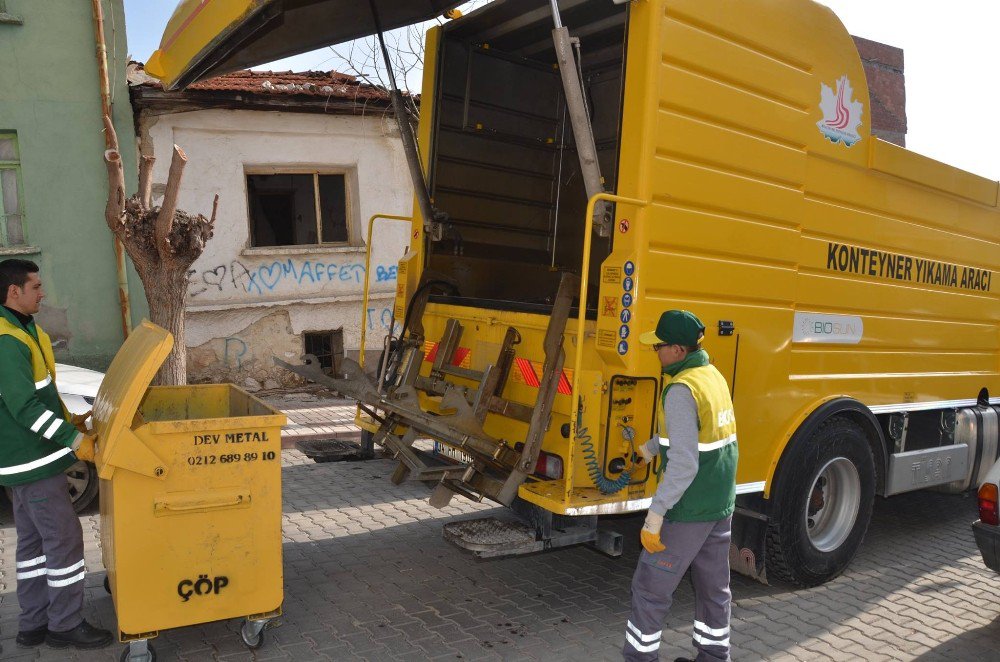 Bilecik Belediyesi Çöp Konteynırlarını Dezenfekte Ediyor