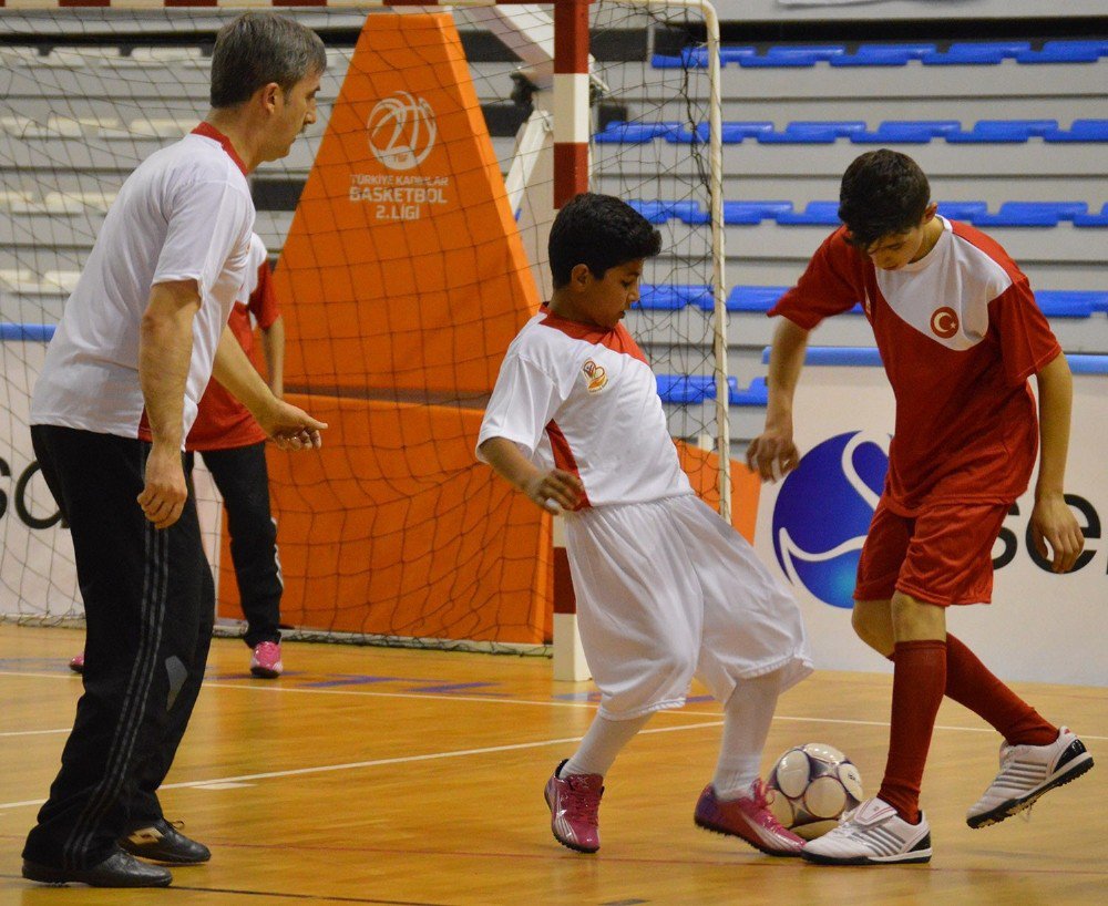 Suça Sürüklenen Çocukların Futbol Keyfi