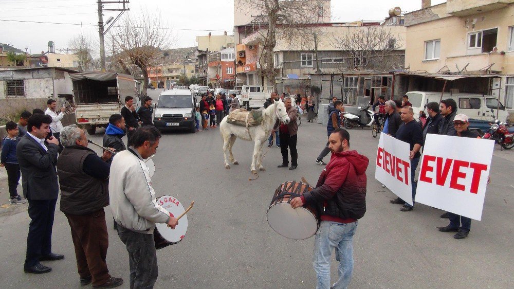 Silifke’de At Sırtında Davullu Zurnalı Referandum Çalışması