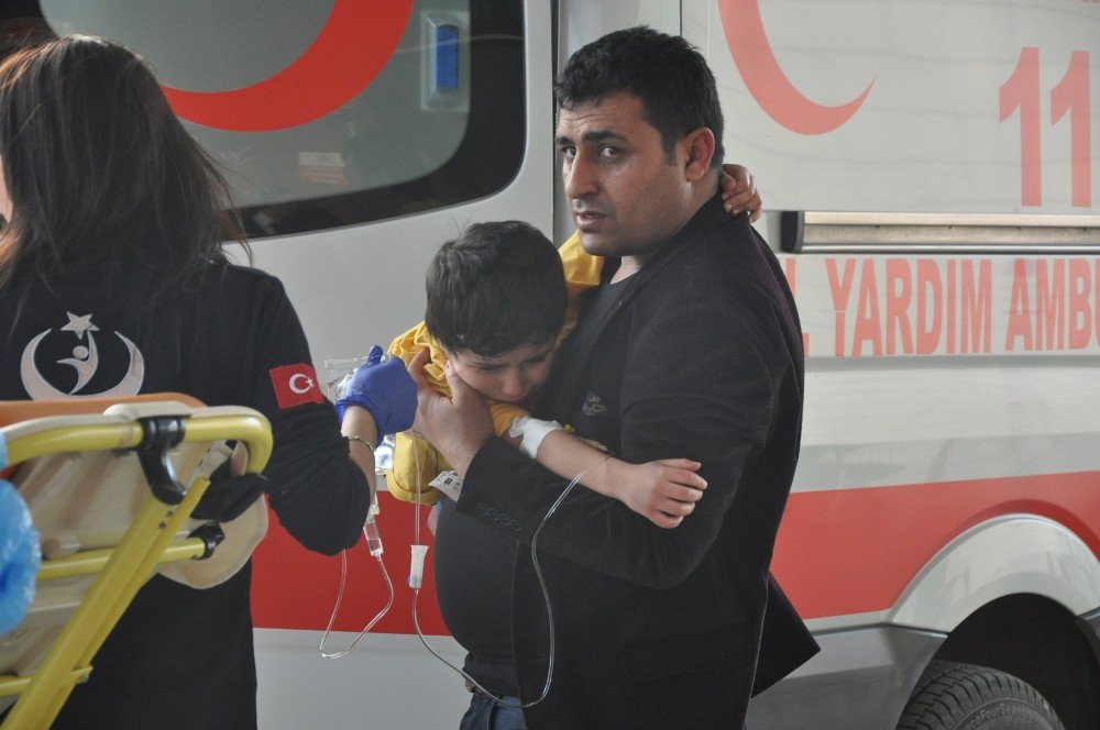 Kamyonla Çarpışan Otomobilde Can Pazarı: 7 Yaralı