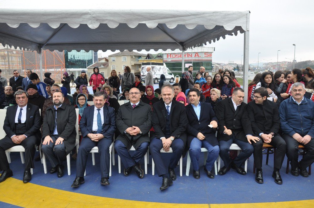 Çekmeköy Belediye Binası Bahçesinde Buz Pisti Açıldı