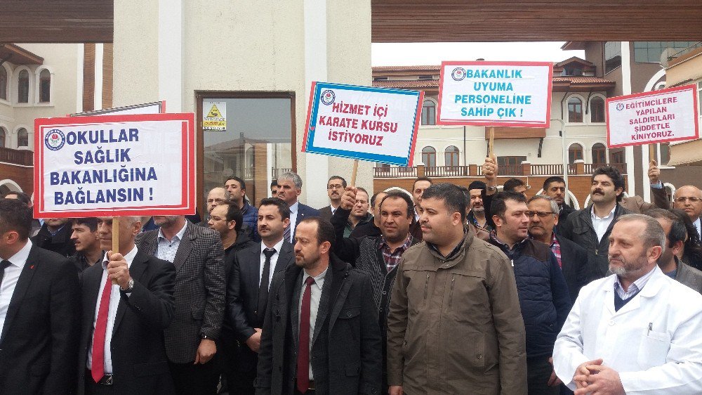 Sakarya’da Okul Müdürü Öğrenci Velisi Tarafından Darp Edildi