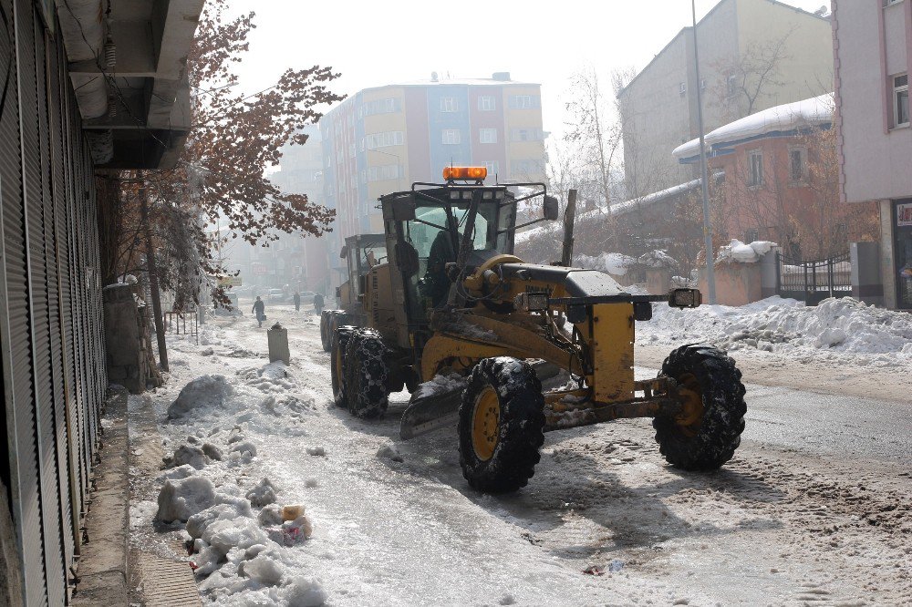 Belediye Sokaklarda Temizlik Çalışması Başlattı