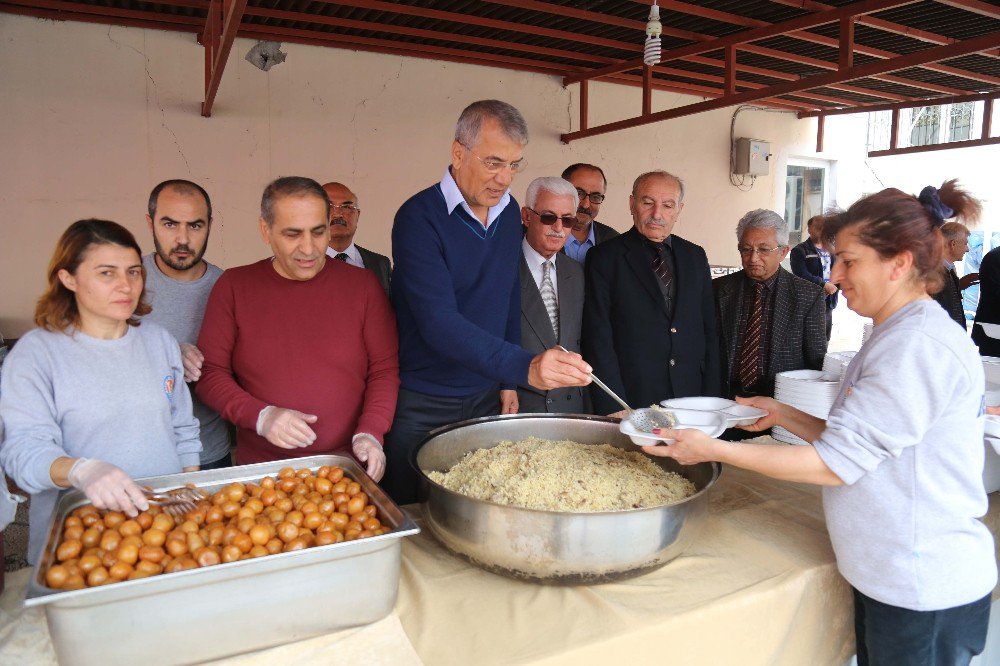 Mezitli Belediyesi Hızır Lokması Dağıttı