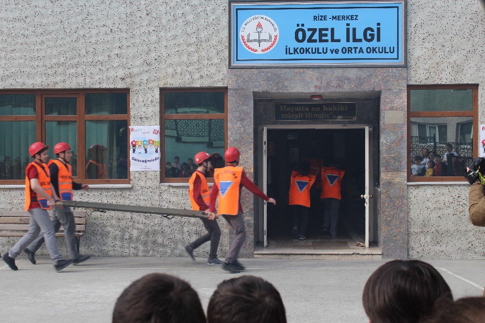 Rize’de İlköğretim Okulunda Yangın Tatbikatı Düzenlendi