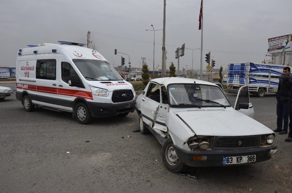 Ambulansla Otomobil Çarpıştı: 2 Yaralı