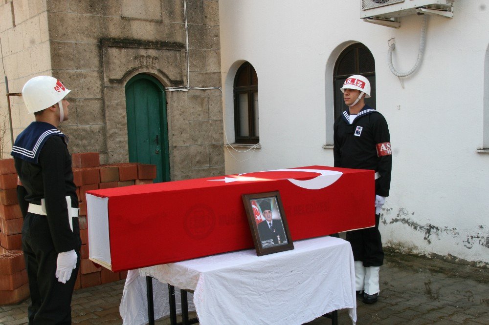 Trafik Kazasında Hayatını Kaybeden Kıbrıs Gazisi Askeri Törenle Toprağa Verildi