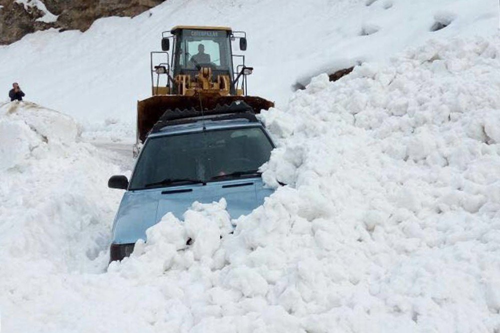 Çığ Altında Kalan Otomobilin Sürücüsü Son Anda Kurtuldu