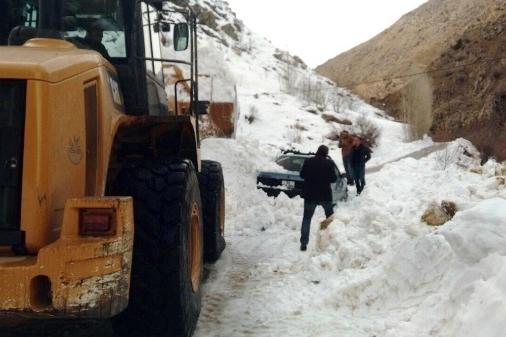 Çığ Altında Kalan Otomobilin Sürücüsü Son Anda Kurtuldu