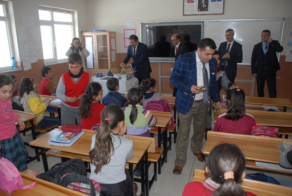 Tuşba’da Öğrencilere Kuru Üzüm Dağıtımı