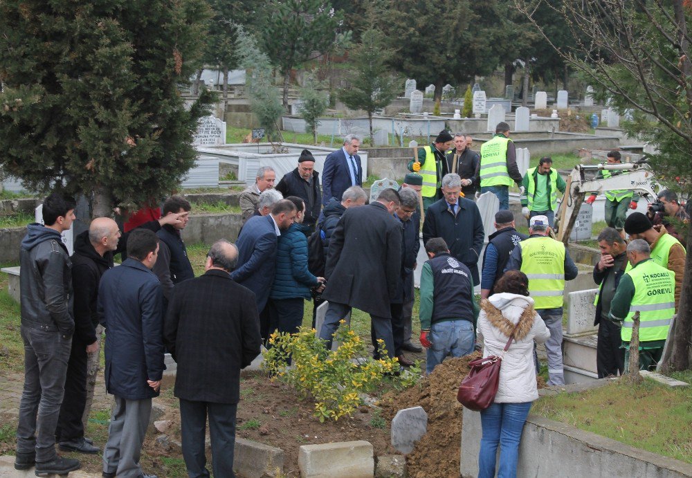 Depremde Kaybolan Kız İçin 28 Mezar Açıldı
